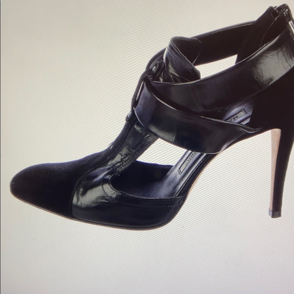 Manolo Blahnik pump